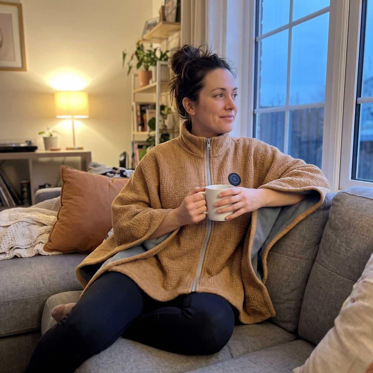 Persona abrigada con el poncho con calefacción USB NoMásFrío