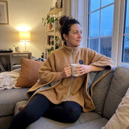 Persona abrigada con el poncho con calefacción USB NoMásFrío